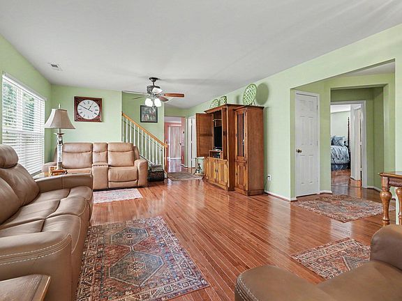 2nd image of 204 Georgetowne Dr