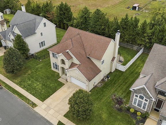 3rd image of 12 Arrowwood Court