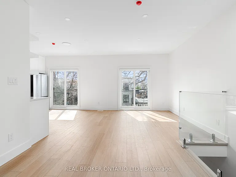 21 Farnham Ave #LANEWAY — Photo 4