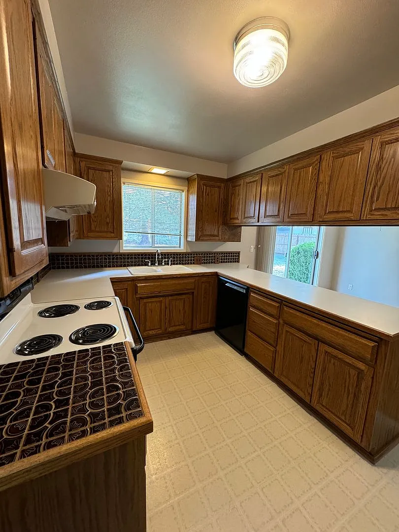 Beautiful 3 bed home in great neighborhood! — Photo 2