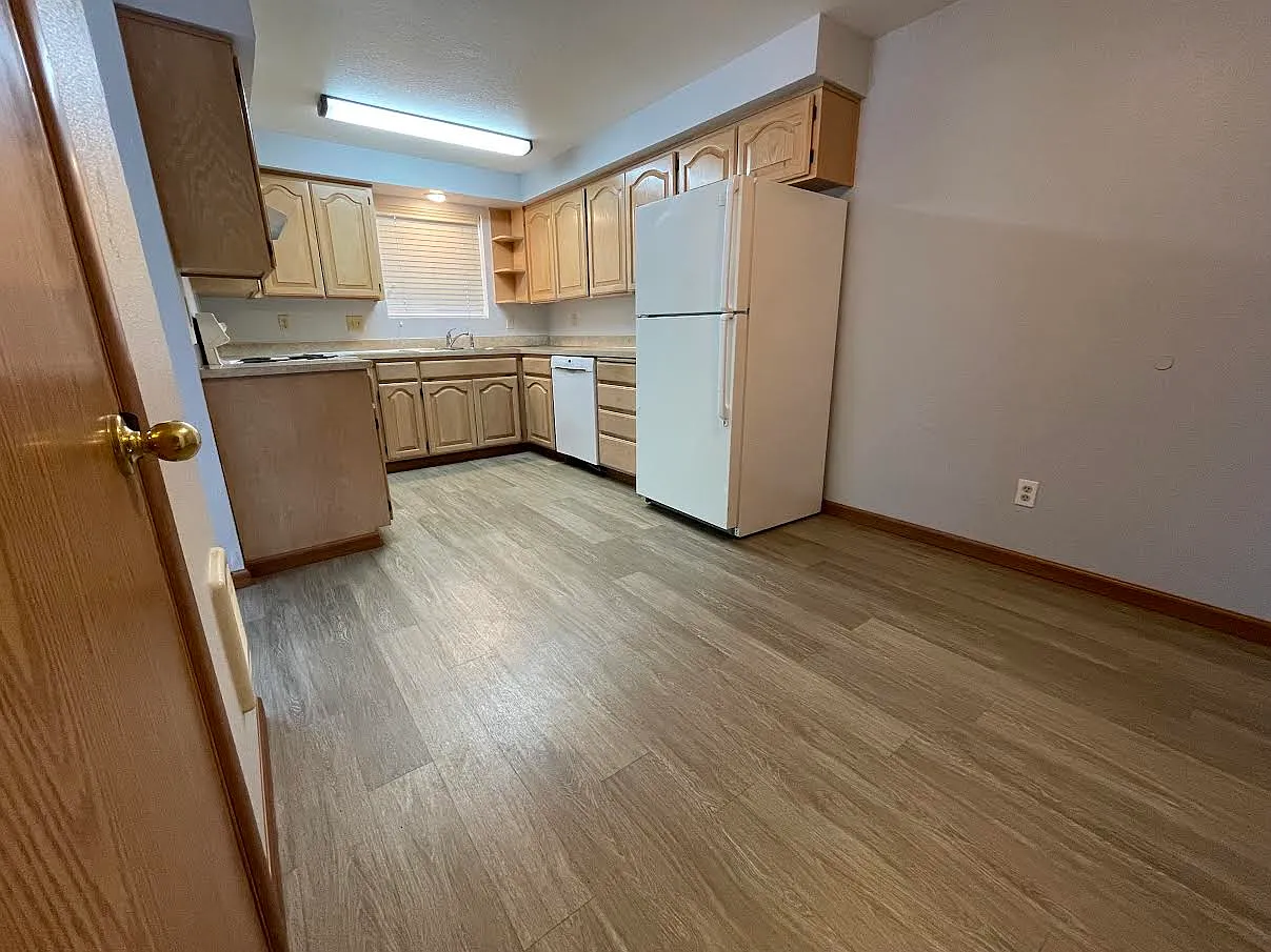 3 bed, 1.5 bath, 1310 sqft, $2,095 — Photo 3