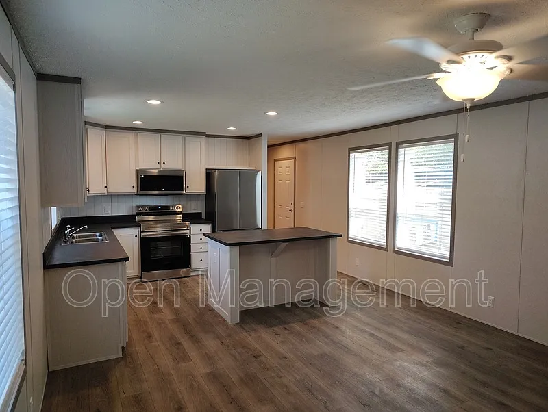 3 bed, 2.0 bath, 1120 sqft, $1,049 — Photo 3