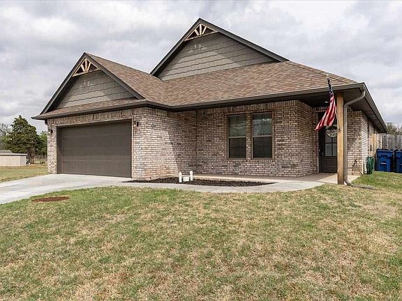 3rd image of 713 Meadow Ln
