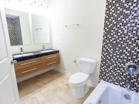 3rd image of 6120 N Claremont Ave APT 1