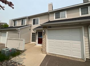 576 Blackbird Ct, Chanhassen, MN 55317