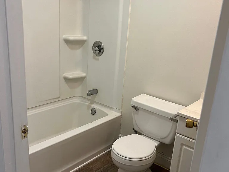 920 N Front St #8 — Photo 4