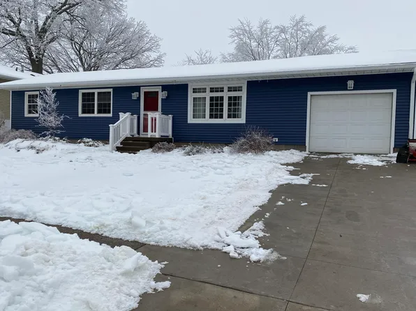 913 Acorn Ln, Muscatine, IA 52761