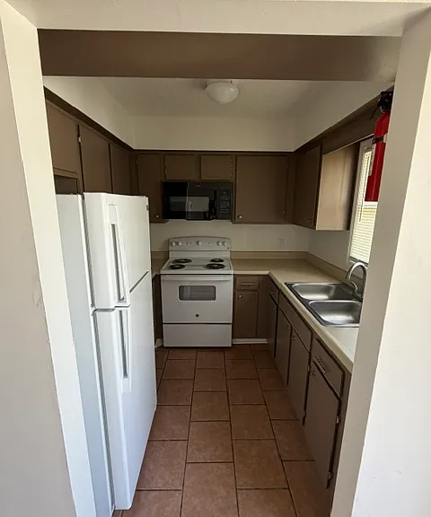 533 Nicoll St — Photo 9
