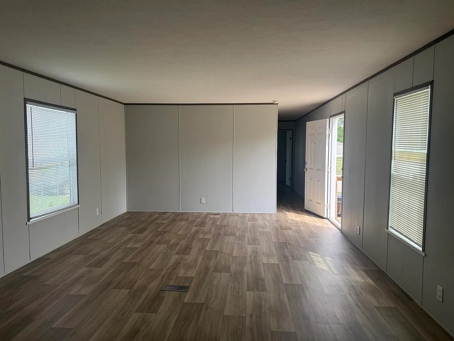3 bed, 1280 sqft, $1,099 — Photo 2