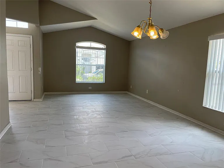 712 Brayton Ln — Photo 3