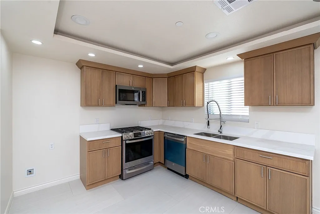 3 bed, 1200 sqft, $3,600 — Photo 4