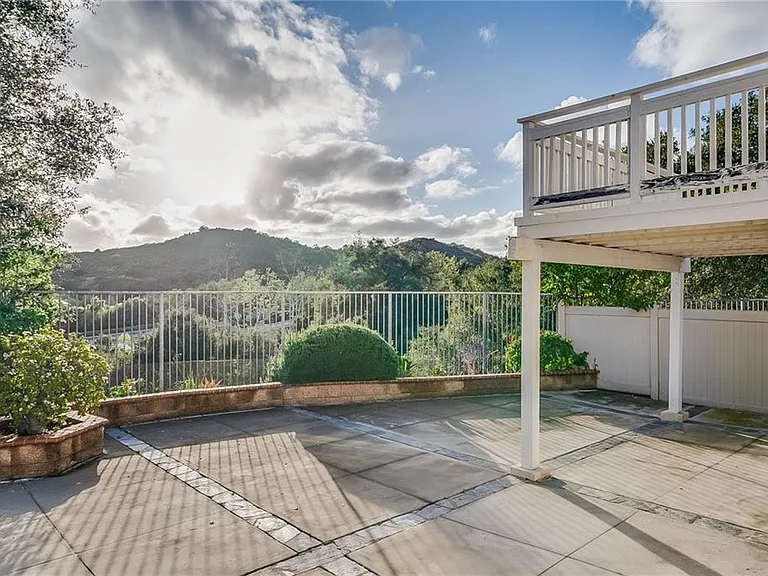 28 Homestead Dr — Photo 2