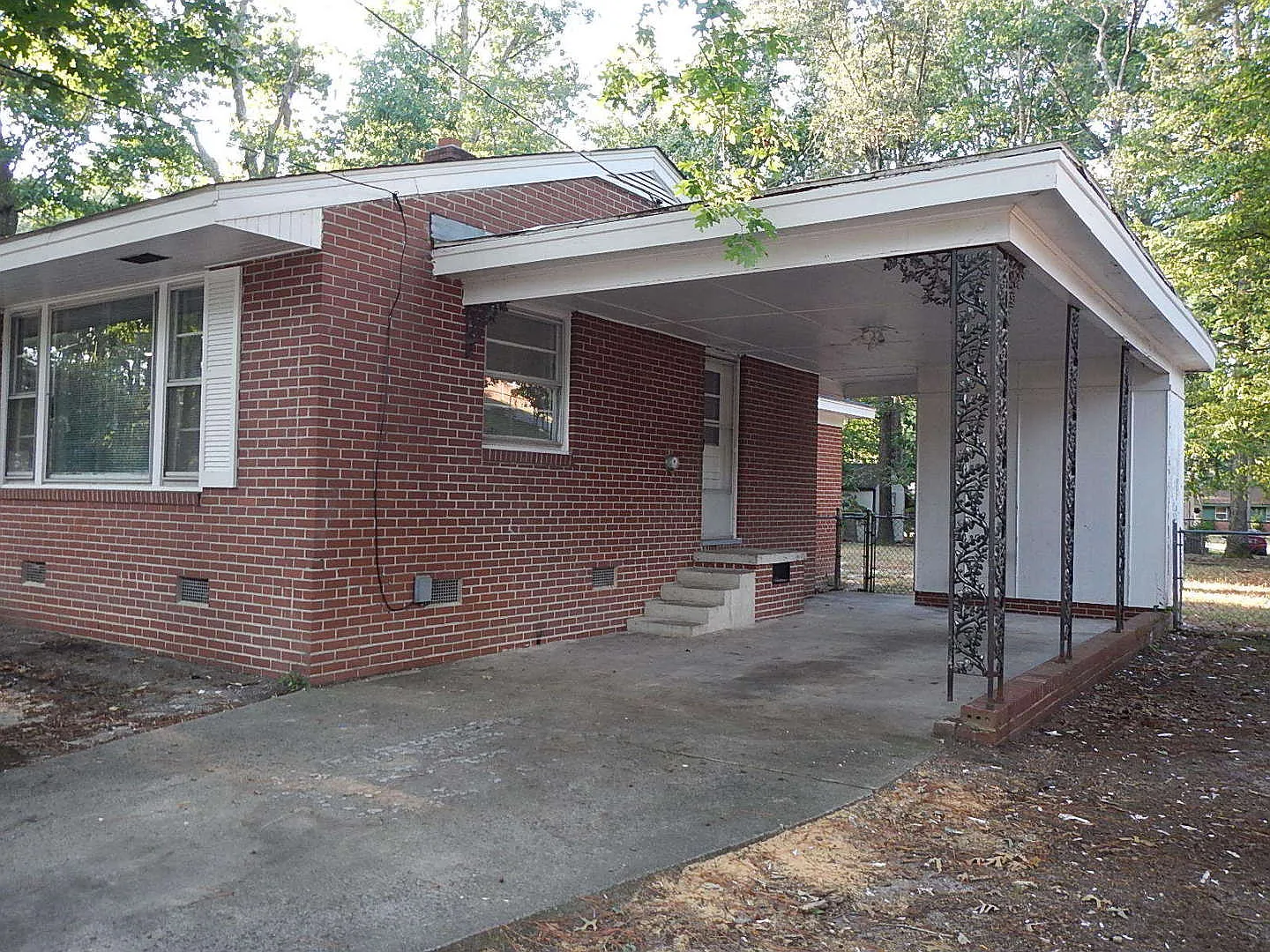 1824 Lynne Ave — Photo 2
