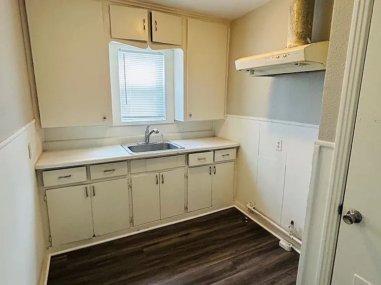 4623 Memorial Dr — Photo 2
