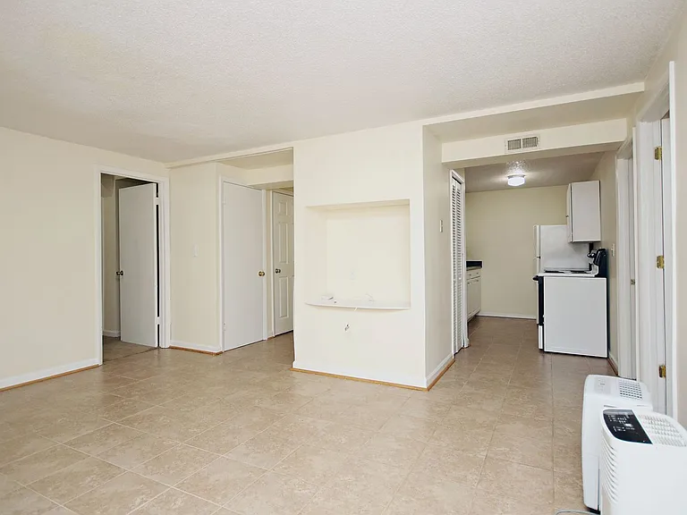 113 Stratford Ct #B — Photo 3