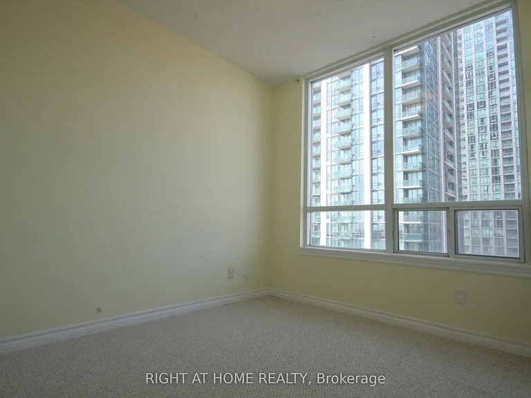 3504 Hurontario St #907 — Photo 9