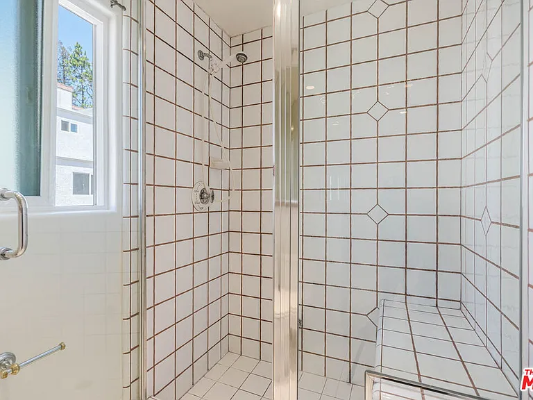 17241 Palisades Cir — Photo 17