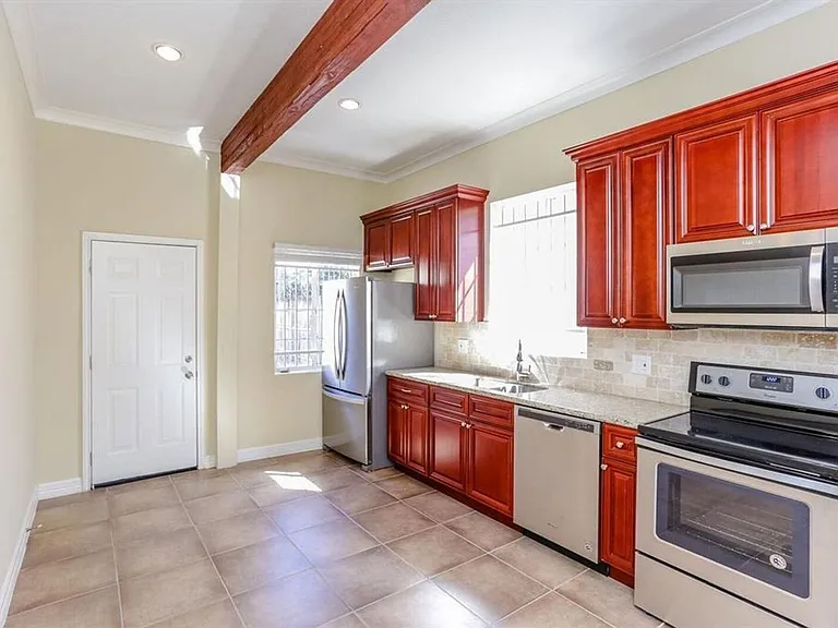612 W Alabama St — Photo 2