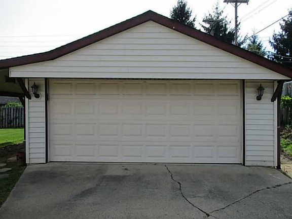 2nd image of 211 Eikenberry St