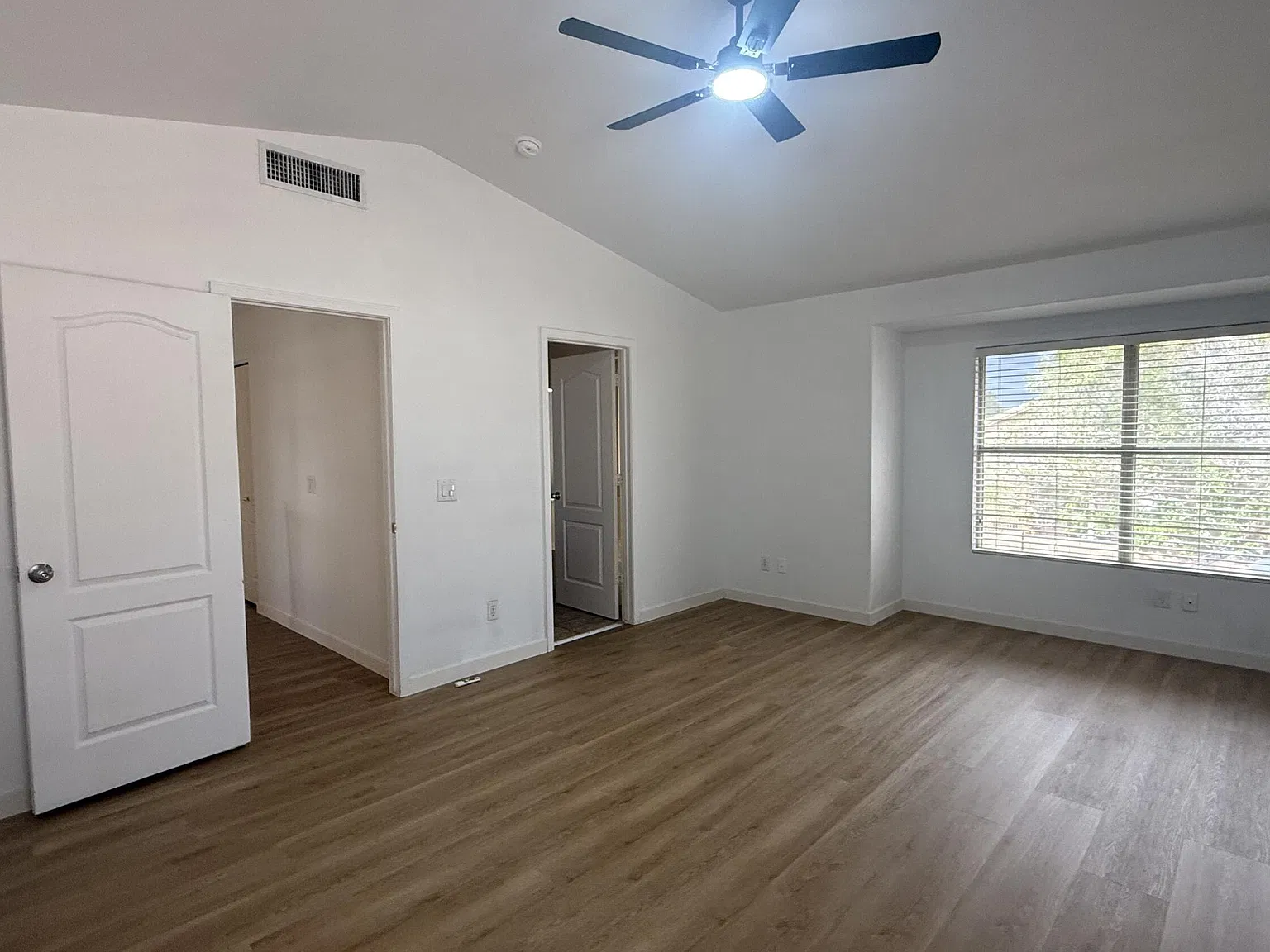 4 bed, 4.0 bath, 2045 sqft, $2,200 — Photo 3