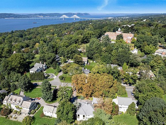 3rd image of 25 Riverview Road
