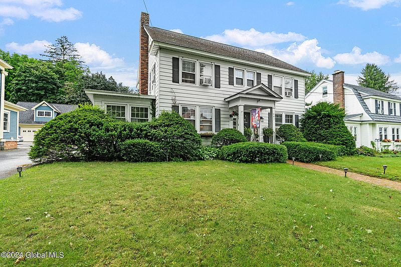 3rd image of 107 Kingsboro Ave Avenue