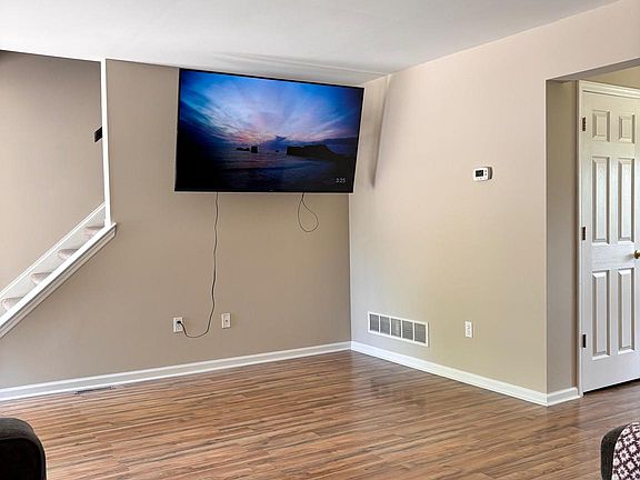 5th image of 202 Carriage Dr