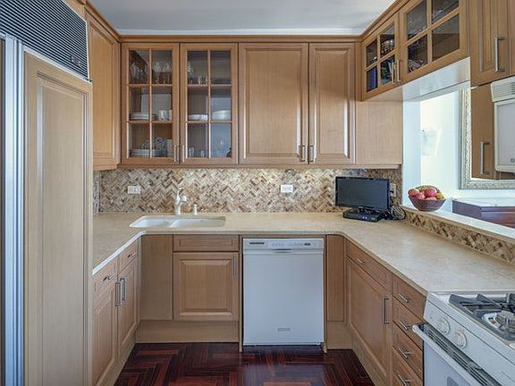 3rd image of 101 W 67th St APT 45E
