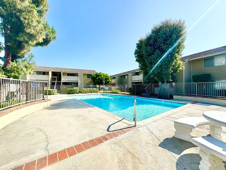 Buena Vista Apartments — Photo 17