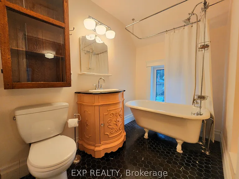 446 Macnab St N — Photo 9