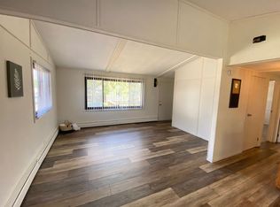 220 9th St SW, Waverly, IA 50677