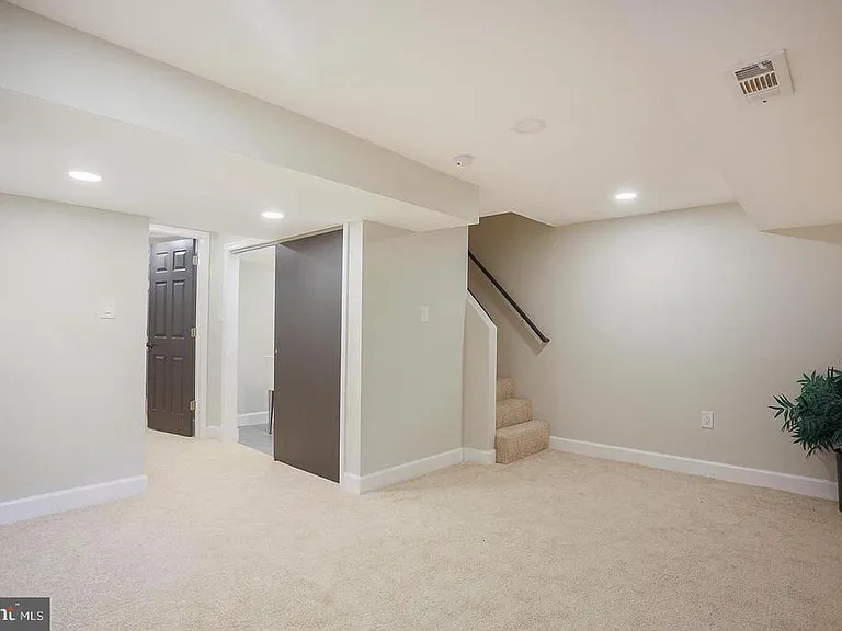 8511 Potomac Ave — Photo 19