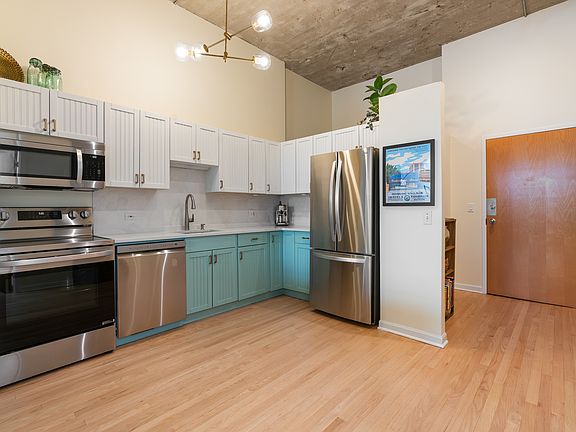 5th image of 1800 W Roscoe St APT 316