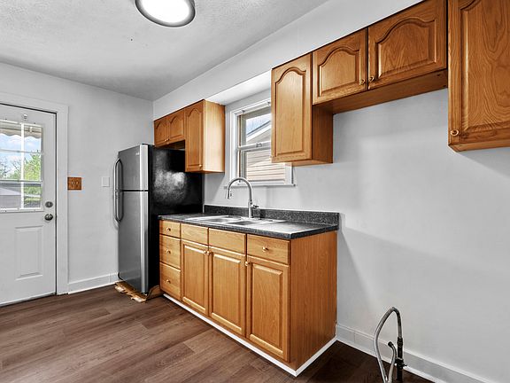 4th image of 3608 Powell Ave