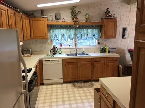 3rd image of 42 Barnfield Dr