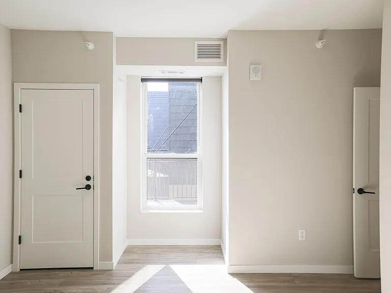 B7 Flats — Photo 120