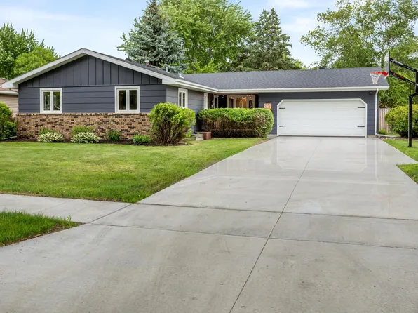 2849 Hickory St N, Fargo, ND 58102