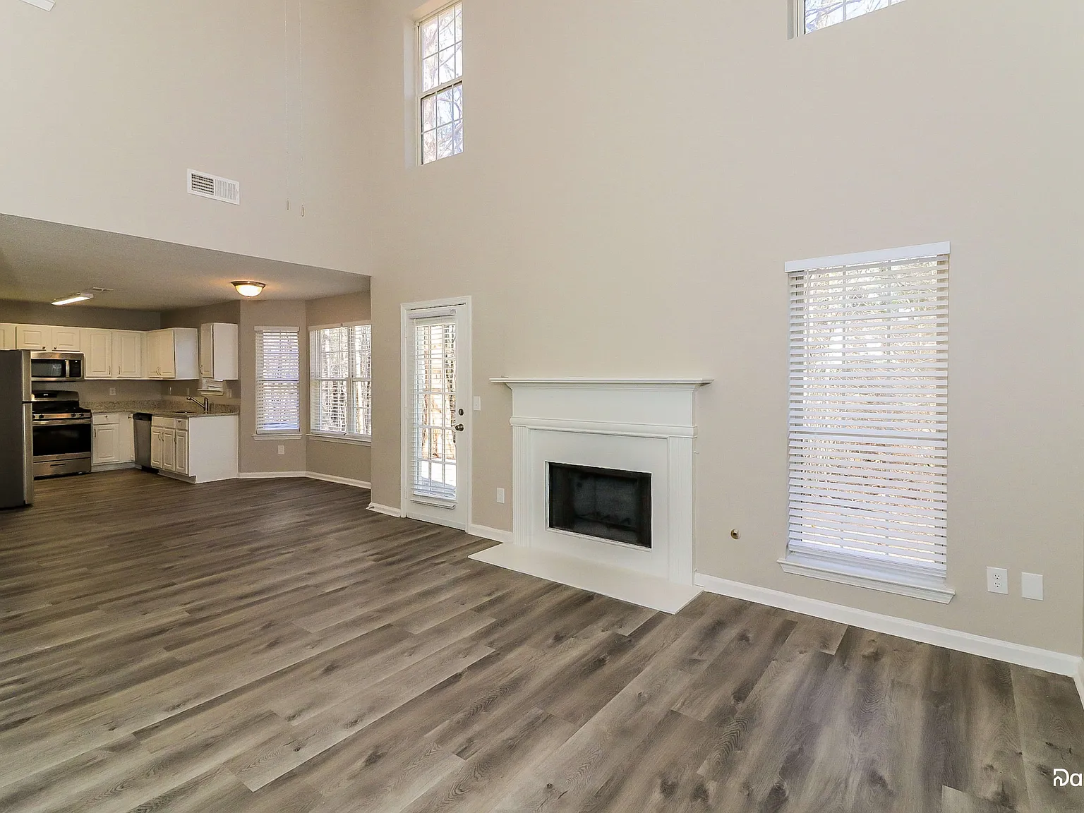 3 bed, 3.0 bath, 2162 sqft, $2,350 — Photo 3