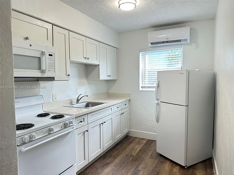 1821 Thomas St #2 — Photo 6
