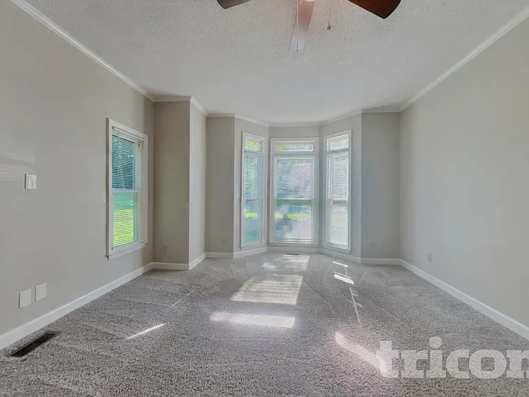 405 Ashington Ct — Photo 8