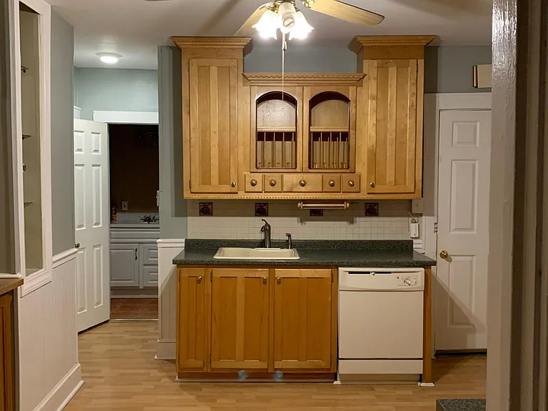 32 Royal Ave — Photo 1