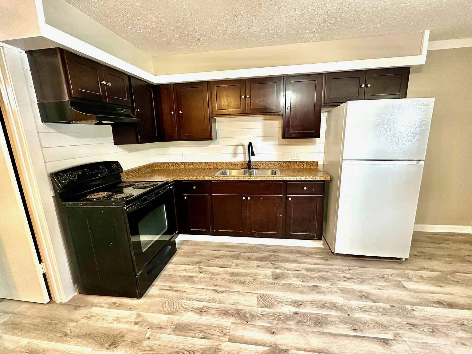 160 Sylvania St Beechmont Apts — Photo 2