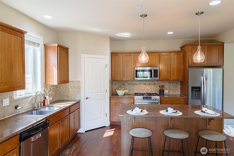 4th image of 208 Ilwaco Place SE