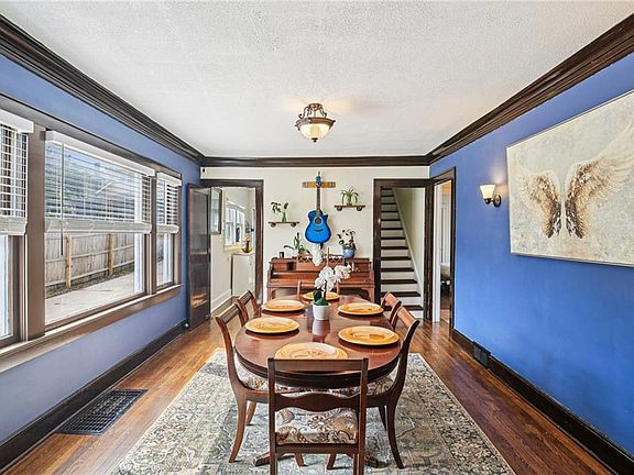 5th image of 352 N Van Brunt Blvd