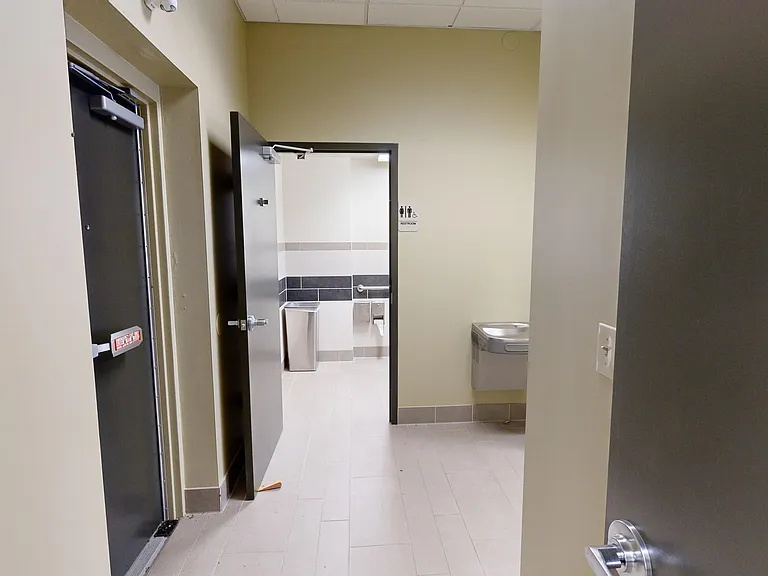 633 W Market St — Photo 10