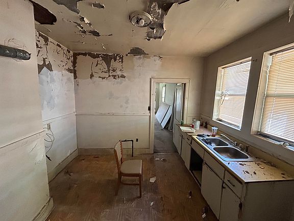 4th image of 372 Hollowell Ave