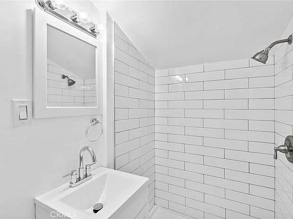 4th image of 565 W 12th St #A-b