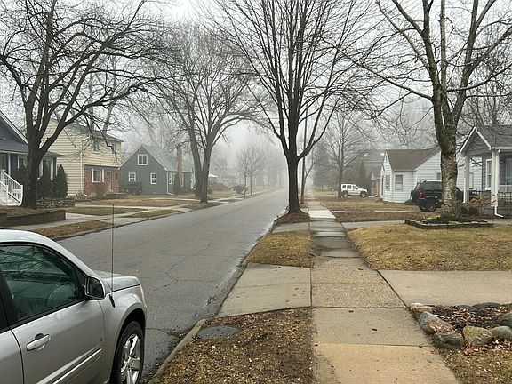 5th image of 21722 Elizabeth St