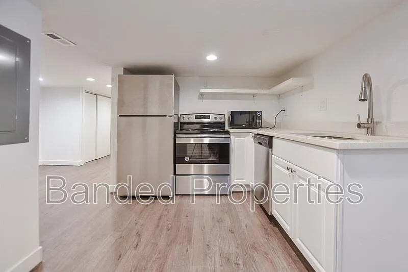 1 bed, 1.0 bath, 400 sqft, $895 — Photo 3