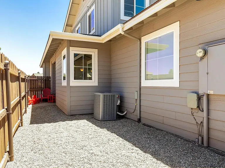 2556 W Clement Cir — Photo 35